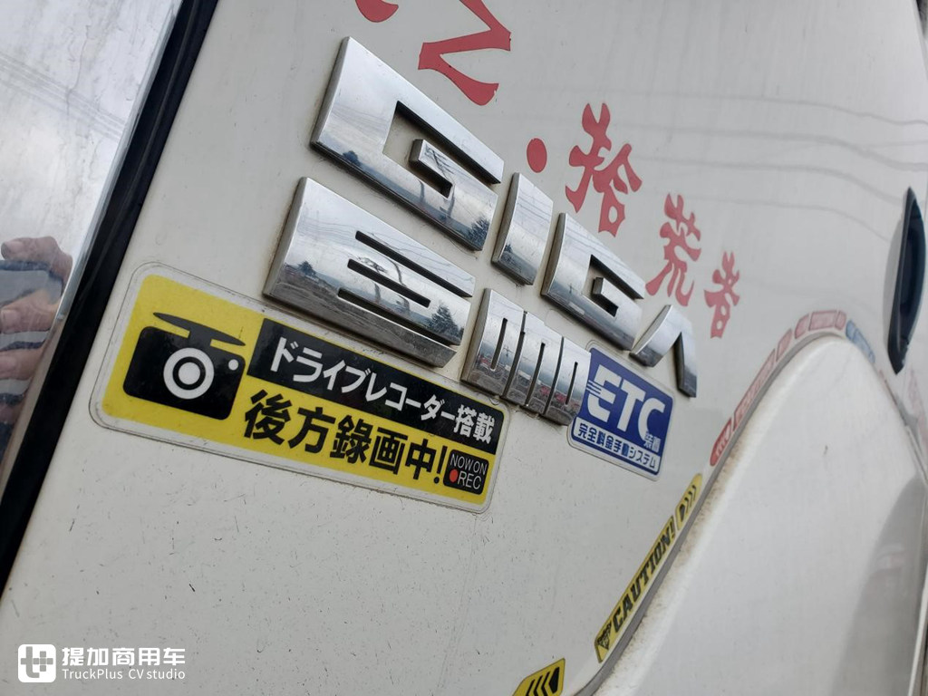 国内卡友也玩痛车,云南小伙用GTA游戏元素,把自己的五十铃巨咖牵引车弄的真漂亮 - 第3张 - 提加商用车网 国内卡友也玩痛车,云南小伙用GTA游戏元素,把自己的五十铃巨咖牵引车弄的真漂亮 - 第3张