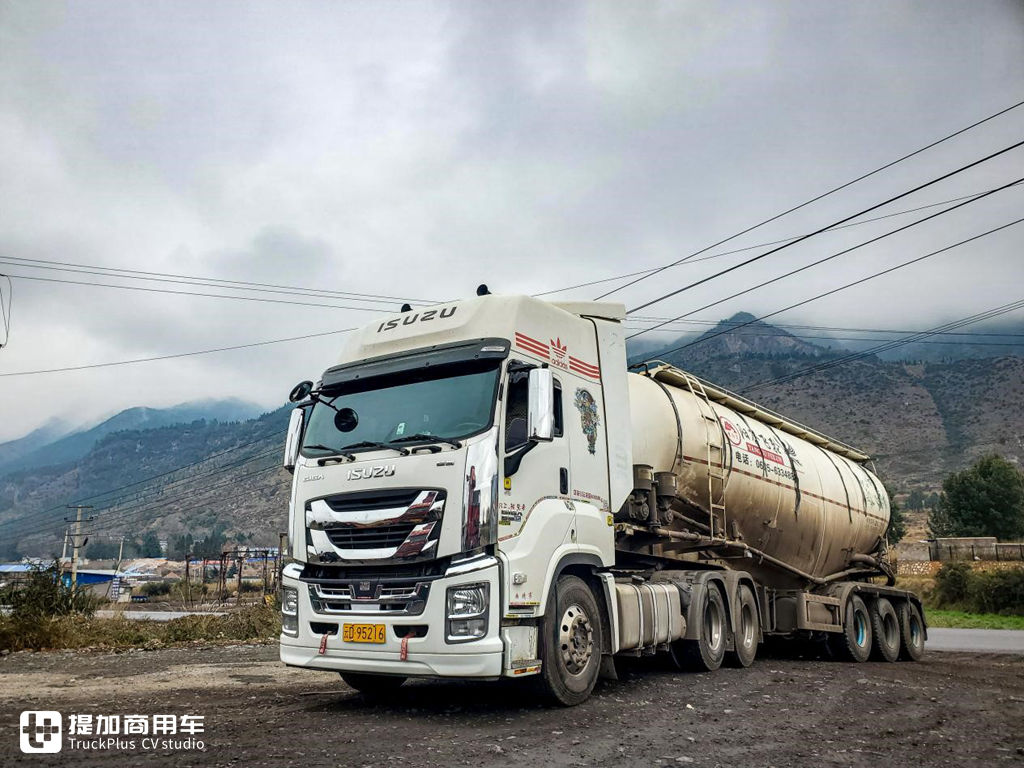 国内卡友也玩痛车,云南小伙用GTA游戏元素,把自己的五十铃巨咖牵引车弄的真漂亮 - 第4张 - 提加商用车网 国内卡友也玩痛车,云南小伙用GTA游戏元素,把自己的五十铃巨咖牵引车弄的真漂亮 - 第4张