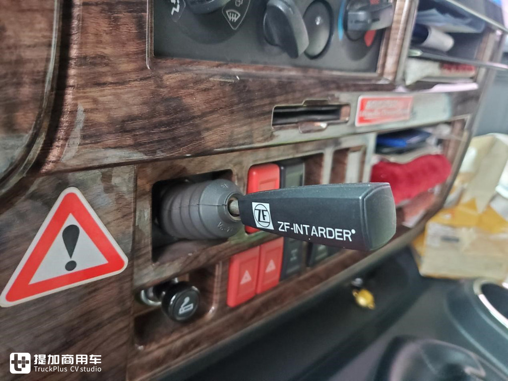 国内卡友也玩痛车,云南小伙用GTA游戏元素,把自己的五十铃巨咖牵引车弄的真漂亮 - 第9张 - 提加商用车网 国内卡友也玩痛车,云南小伙用GTA游戏元素,把自己的五十铃巨咖牵引车弄的真漂亮 - 第9张