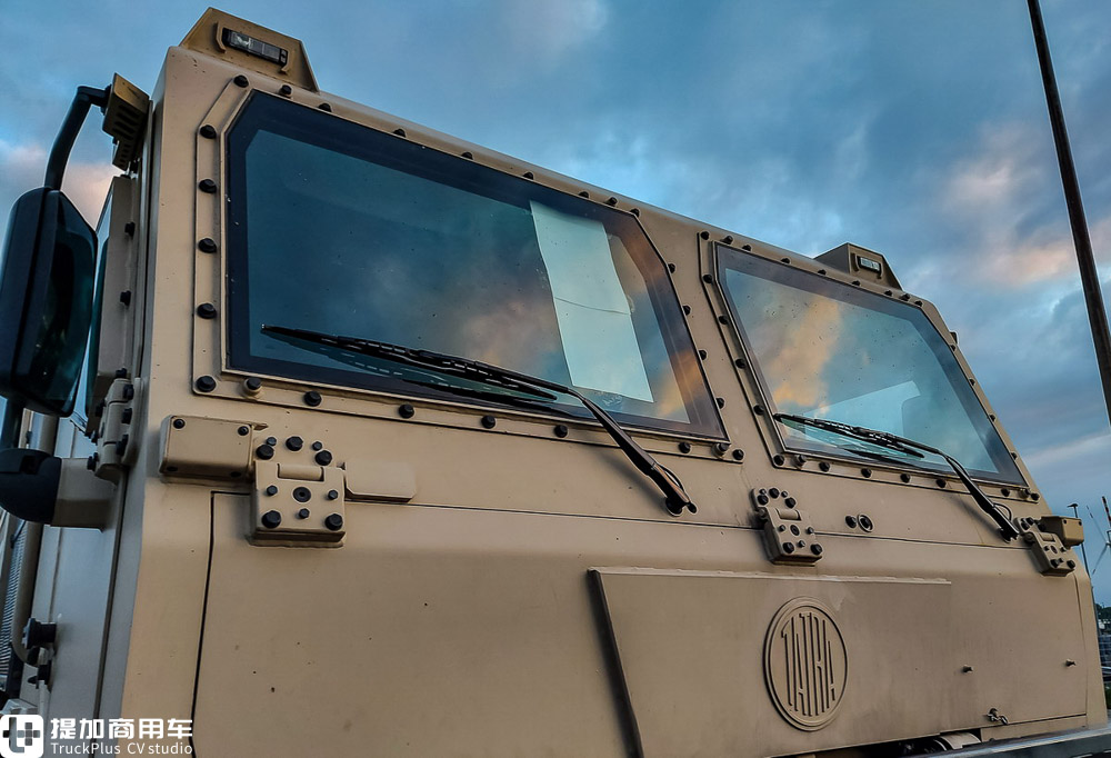 8X8驱动,随车吊集成在货箱尾部,这台太脱拉T815军卡太有看点了 - 第3张 - 提加商用车网 8X8驱动,随车吊集成在货箱尾部,这台太脱拉T815军卡太有看点了 - 第3张