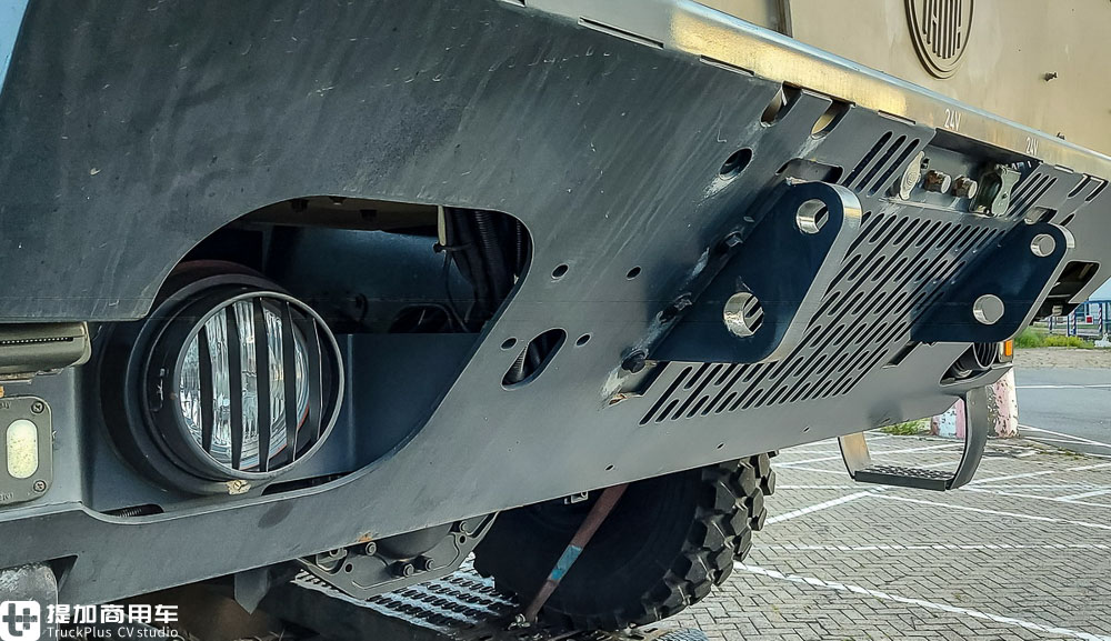 8X8驱动,随车吊集成在货箱尾部,这台太脱拉T815军卡太有看点了 - 第4张 - 提加商用车网 8X8驱动,随车吊集成在货箱尾部,这台太脱拉T815军卡太有看点了 - 第4张