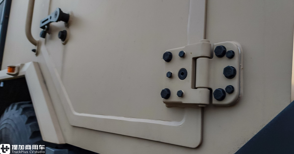 8X8驱动,随车吊集成在货箱尾部,这台太脱拉T815军卡太有看点了 - 第5张 - 提加商用车网 8X8驱动,随车吊集成在货箱尾部,这台太脱拉T815军卡太有看点了 - 第5张