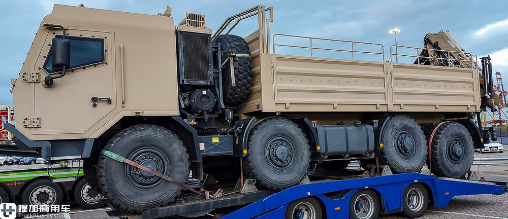 8X8驱动,随车吊集成在货箱尾部,这台太脱拉T815军卡太有看点了 - 第8张 - 提加商用车网 8X8驱动,随车吊集成在货箱尾部,这台太脱拉T815军卡太有看点了 - 第8张