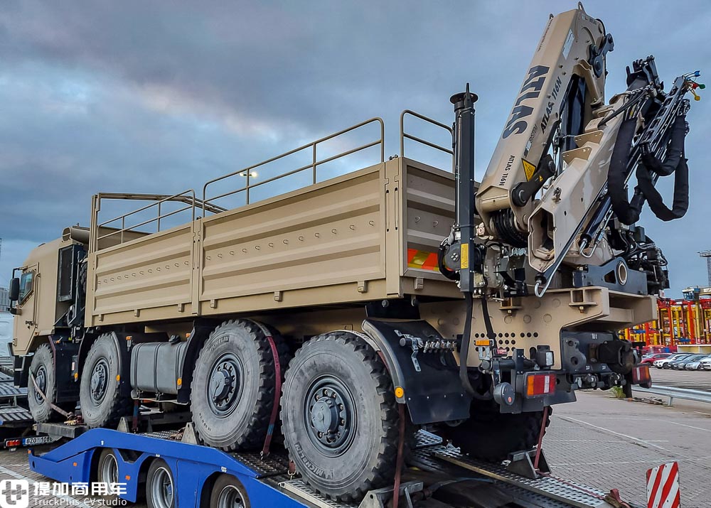 8X8驱动,随车吊集成在货箱尾部,这台太脱拉T815军卡太有看点了 - 第10张 - 提加商用车网 8X8驱动,随车吊集成在货箱尾部,这台太脱拉T815军卡太有看点了 - 第10张