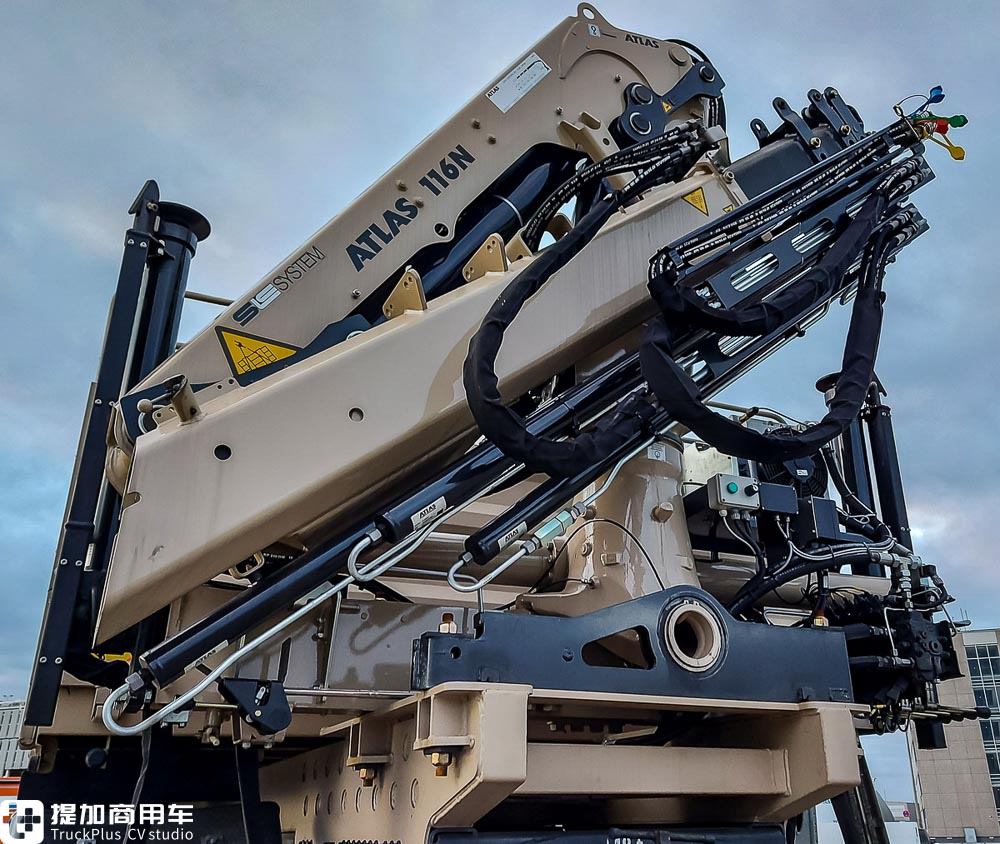 8X8驱动,随车吊集成在货箱尾部,这台太脱拉T815军卡太有看点了 - 第11张 - 提加商用车网 8X8驱动,随车吊集成在货箱尾部,这台太脱拉T815军卡太有看点了 - 第11张