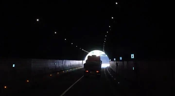 2200公里、30小时、油耗27.5L!跟着红岩杰狮H6牵引车体验高时效干线运输 - 第8张 - 提加商用车网 2200公里、30小时、油耗27.5L!跟着红岩杰狮H6牵引车体验高时效干线运输 - 第8张