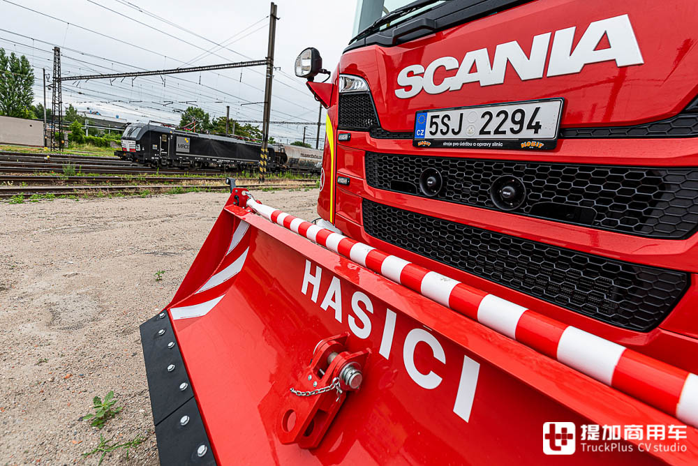 用于救援火车的卡车,8X8驱动,带您好好看看这辆斯堪尼亚破障车 - 第3张 - 提加商用车网 用于救援火车的卡车,8X8驱动,带您好好看看这辆斯堪尼亚破障车 - 第3张