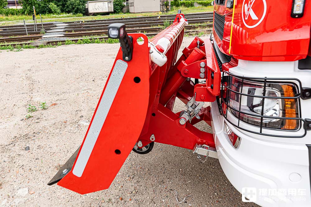 用于救援火车的卡车,8X8驱动,带您好好看看这辆斯堪尼亚破障车 - 第4张 - 提加商用车网 用于救援火车的卡车,8X8驱动,带您好好看看这辆斯堪尼亚破障车 - 第4张