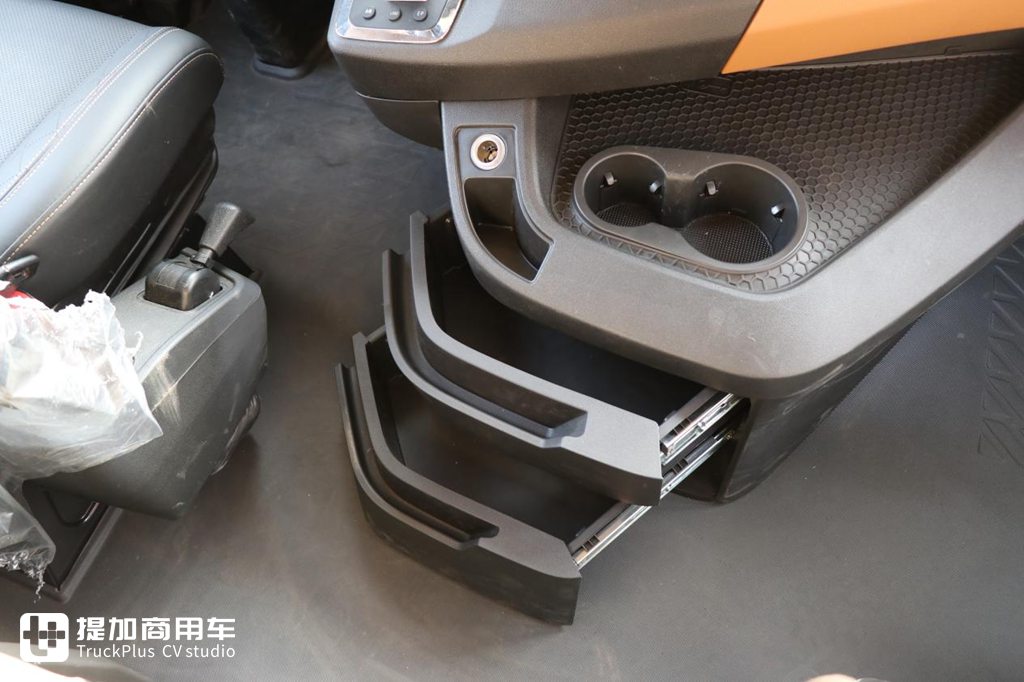 速比低至2.533,性能舒适性不输进口卡车,陕汽德龙X6000快递版配置真强悍 - 第19张 - 提加商用车网 速比低至2.533,性能舒适性不输进口卡车,陕汽德龙X6000快递版配置真强悍 - 第19张