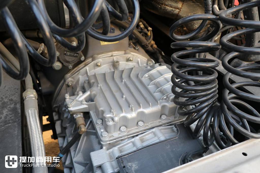速比低至2.533,性能舒适性不输进口卡车,陕汽德龙X6000快递版配置真强悍 - 第4张 - 提加商用车网 速比低至2.533,性能舒适性不输进口卡车,陕汽德龙X6000快递版配置真强悍 - 第4张