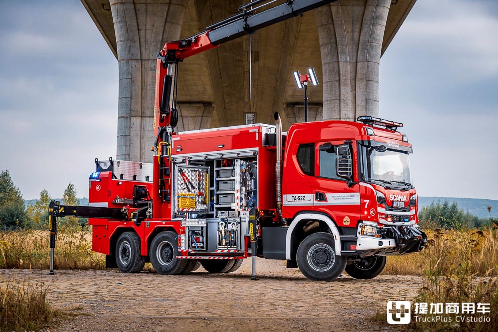 斯堪尼亚G440 XT 6X4底盘打造,配置极其特殊,布拉格消防部新购入的抢险车实拍