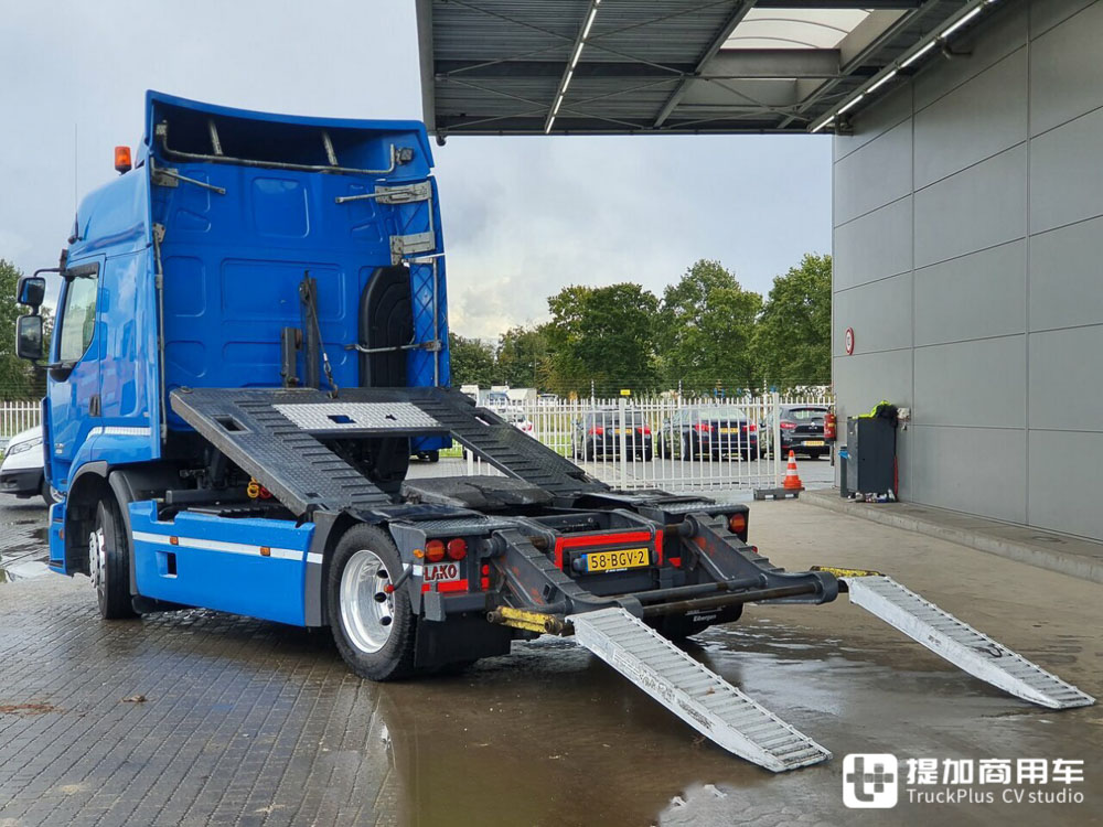 既是普通牵引车，又是卡车运输车和清障车，带您看一辆极其特殊的雷诺Premium卡车