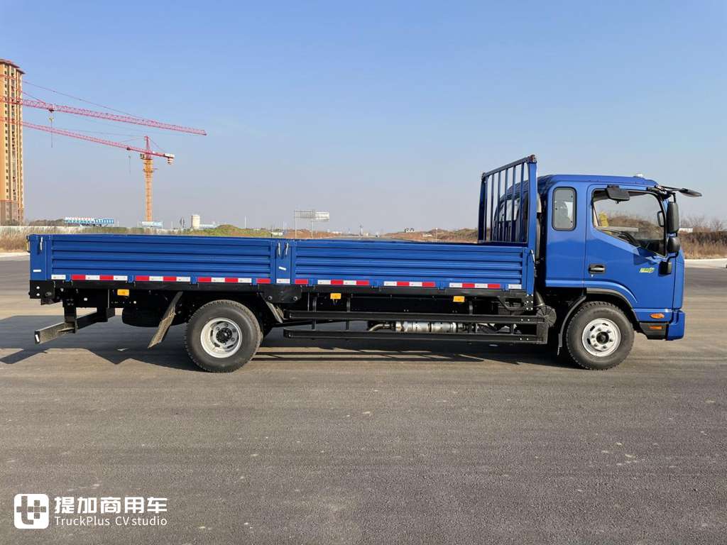 新大灯设计的真好看，内饰也高端舒适多了，江淮骏铃擎天柱黄牌轻卡实拍