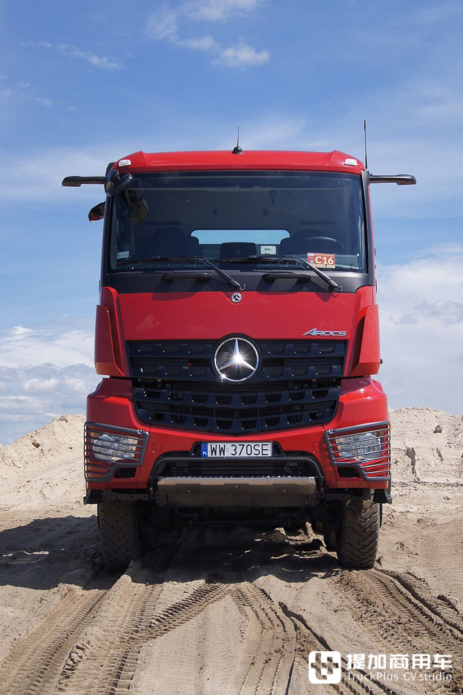 8x6驱动还带电子后视镜，这台奔驰Arocs自卸车配置亮点真多 - 第2张