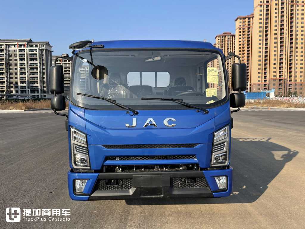 新大灯设计的真好看,内饰也高端舒适多了,江淮骏铃擎天柱黄牌轻卡实拍 - 第1张 - 提加商用车网 新大灯设计的真好看,内饰也高端舒适多了,江淮骏铃擎天柱黄牌轻卡实拍 - 第1张