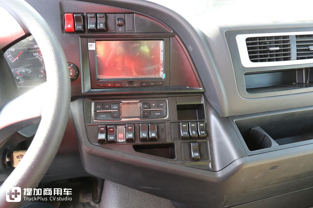 国产泵车底盘之光,62米级汕德卡G7泵车实拍,带您看看它的强力配置 - 第10张 - 提加商用车网 国产泵车底盘之光,62米级汕德卡G7泵车实拍,带您看看它的强力配置 - 第10张