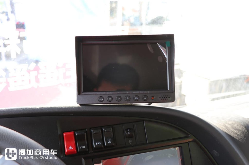 国产泵车底盘之光,62米级汕德卡G7泵车实拍,带您看看它的强力配置 - 第11张 - 提加商用车网 国产泵车底盘之光,62米级汕德卡G7泵车实拍,带您看看它的强力配置 - 第11张