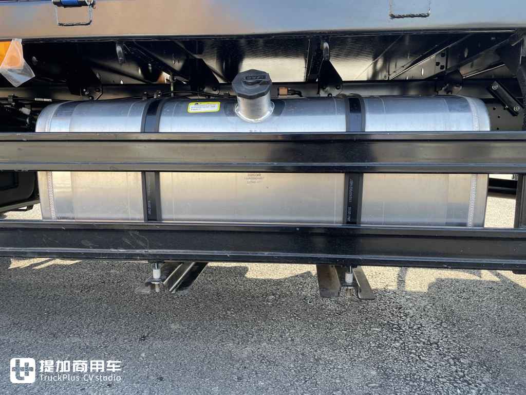 新大灯设计的真好看,内饰也高端舒适多了,江淮骏铃擎天柱黄牌轻卡实拍 - 第15张 - 提加商用车网 新大灯设计的真好看,内饰也高端舒适多了,江淮骏铃擎天柱黄牌轻卡实拍 - 第15张