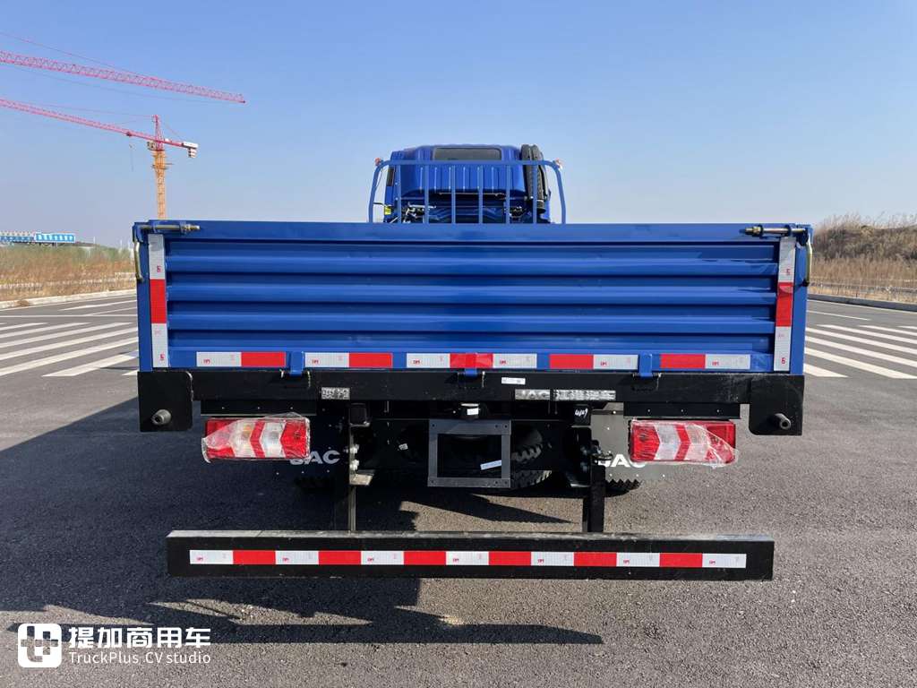 新大灯设计的真好看,内饰也高端舒适多了,江淮骏铃擎天柱黄牌轻卡实拍 - 第16张 - 提加商用车网 新大灯设计的真好看,内饰也高端舒适多了,江淮骏铃擎天柱黄牌轻卡实拍 - 第16张