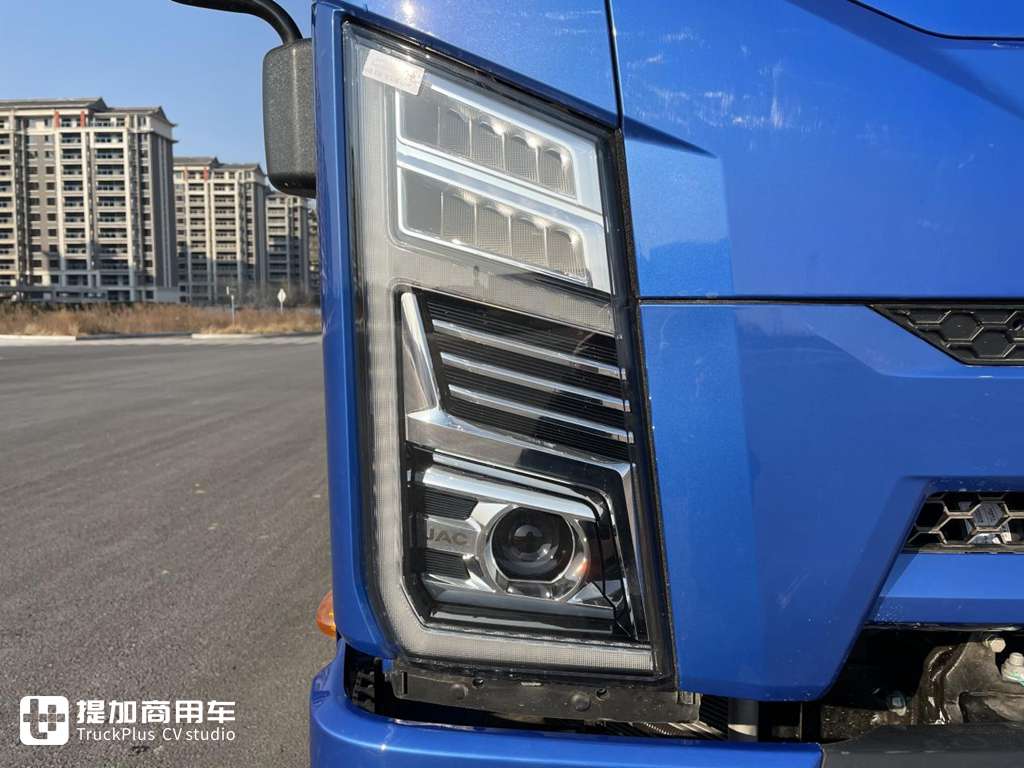 新大灯设计的真好看,内饰也高端舒适多了,江淮骏铃擎天柱黄牌轻卡实拍 - 第2张 - 提加商用车网 新大灯设计的真好看,内饰也高端舒适多了,江淮骏铃擎天柱黄牌轻卡实拍 - 第2张