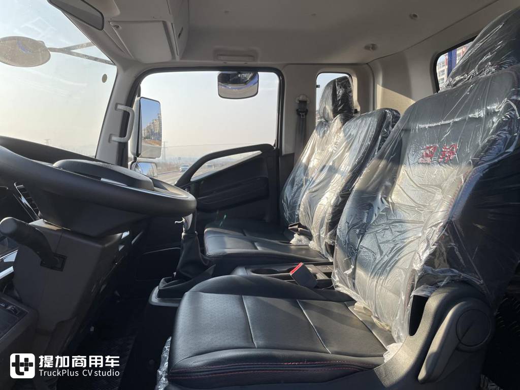 新大灯设计的真好看,内饰也高端舒适多了,江淮骏铃擎天柱黄牌轻卡实拍 - 第5张 - 提加商用车网 新大灯设计的真好看,内饰也高端舒适多了,江淮骏铃擎天柱黄牌轻卡实拍 - 第5张