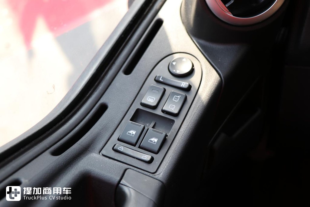 国产泵车底盘之光,62米级汕德卡G7泵车实拍,带您看看它的强力配置 - 第8张 - 提加商用车网 国产泵车底盘之光,62米级汕德卡G7泵车实拍,带您看看它的强力配置 - 第8张