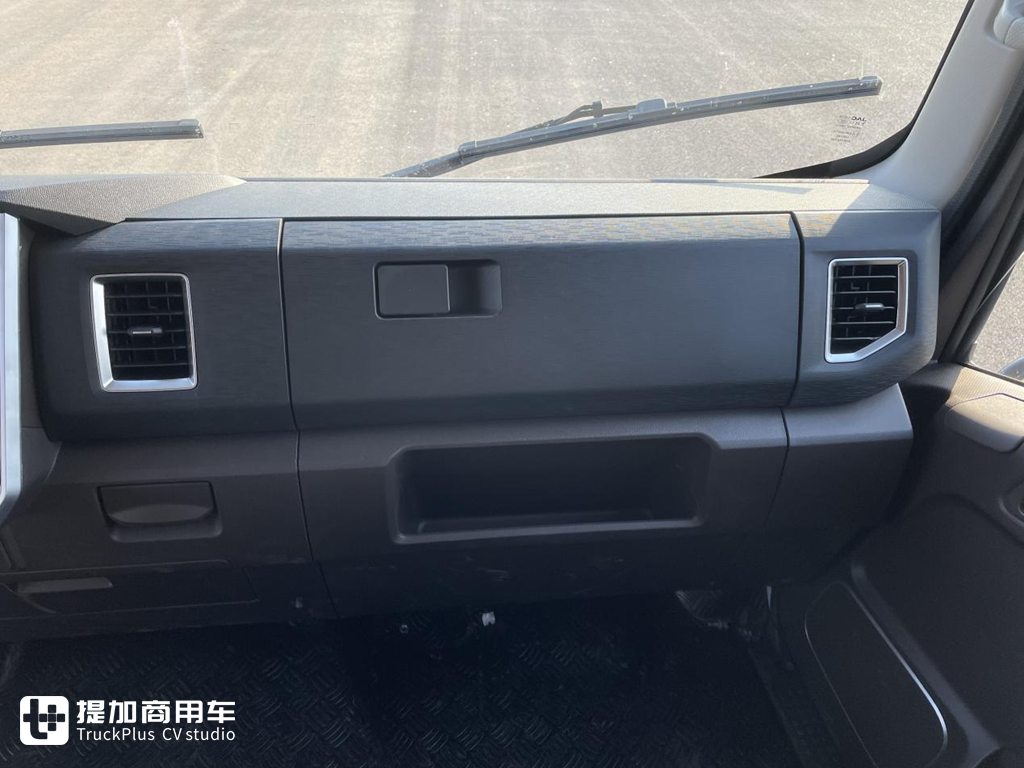 新大灯设计的真好看,内饰也高端舒适多了,江淮骏铃擎天柱黄牌轻卡实拍 - 第9张 - 提加商用车网 新大灯设计的真好看,内饰也高端舒适多了,江淮骏铃擎天柱黄牌轻卡实拍 - 第9张