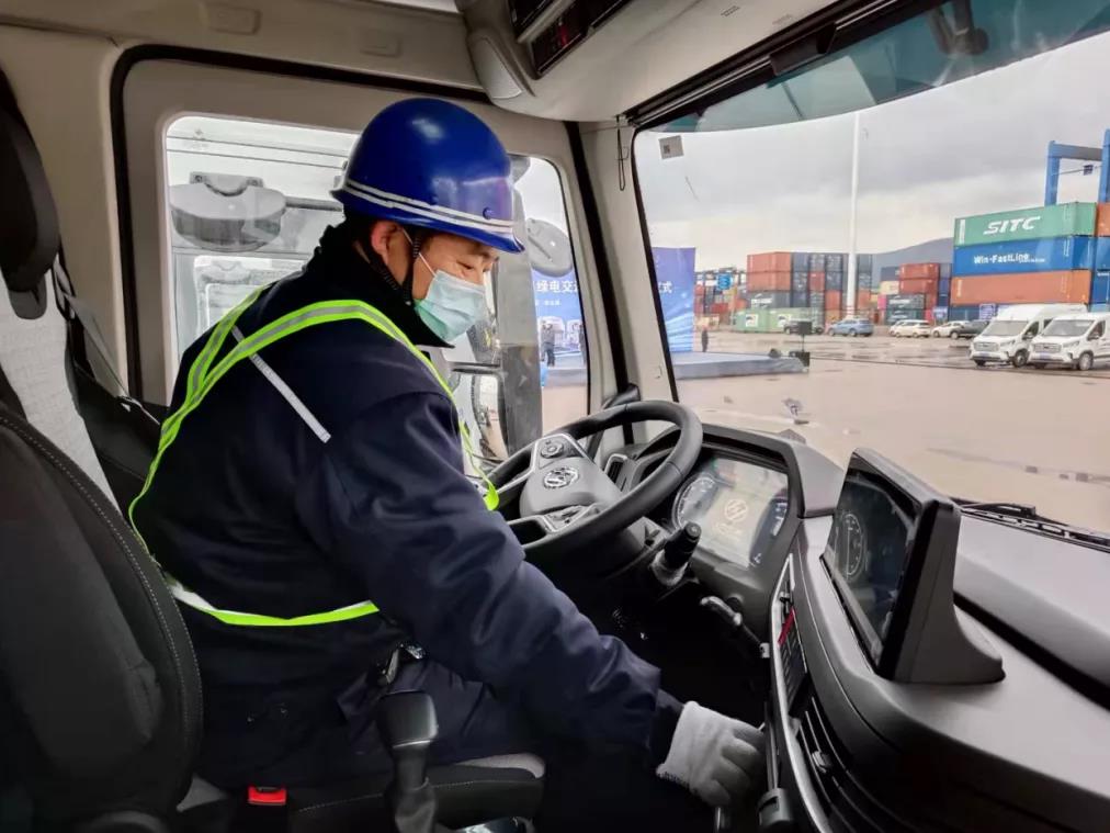助力绿色港口建设 新年首批上汽红岩充换一体纯电动重卡在连云港交付 - 第4张 - 提加商用车网 助力绿色港口建设 新年首批上汽红岩充换一体纯电动重卡在连云港交付 - 第4张