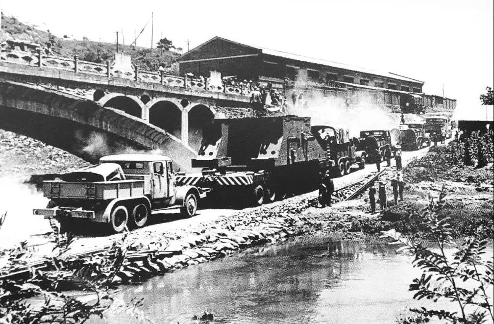 二汽老人忆当年:75天,造出200吨大型平板拖车