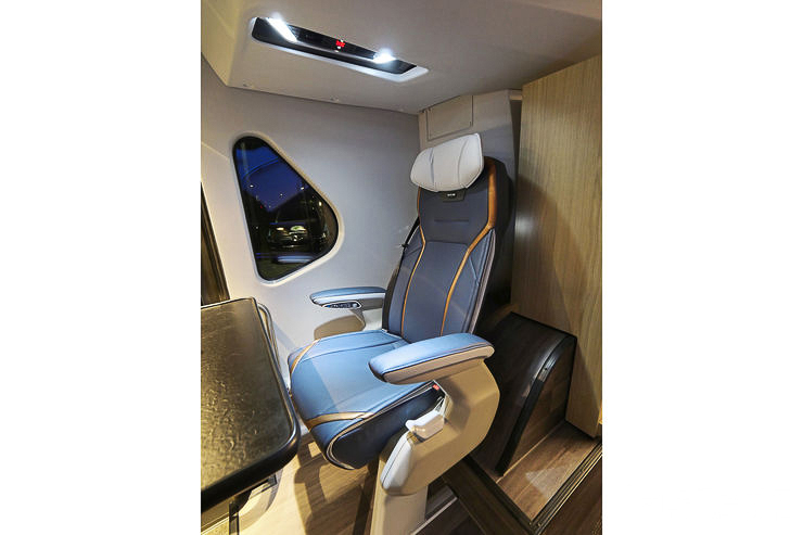 豪华大巴界的天花板?定制款尼奥普兰Skyliner双层公路客车实拍 - 第10张 - 提加商用车网 豪华大巴界的天花板?定制款尼奥普兰Skyliner双层公路客车实拍 - 第10张