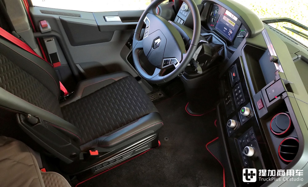 全新一代雷诺T-High卡车实拍,雷诺旗舰卡车的进化之作,到底有何不一样? - 第10张 - 提加商用车网 全新一代雷诺T-High卡车实拍,雷诺旗舰卡车的进化之作,到底有何不一样? - 第10张