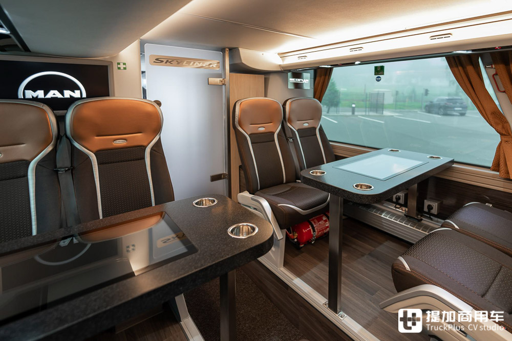 豪华大巴界的天花板?定制款尼奥普兰Skyliner双层公路客车实拍 - 第11张 - 提加商用车网 豪华大巴界的天花板?定制款尼奥普兰Skyliner双层公路客车实拍 - 第11张