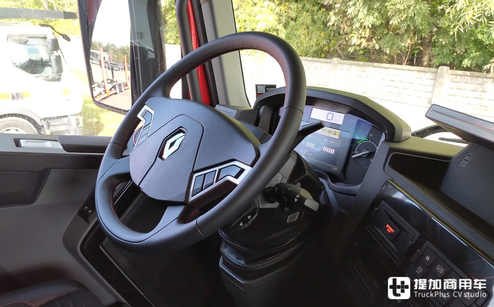 全新一代雷诺T-High卡车实拍,雷诺旗舰卡车的进化之作,到底有何不一样? - 第12张 - 提加商用车网 全新一代雷诺T-High卡车实拍,雷诺旗舰卡车的进化之作,到底有何不一样? - 第12张