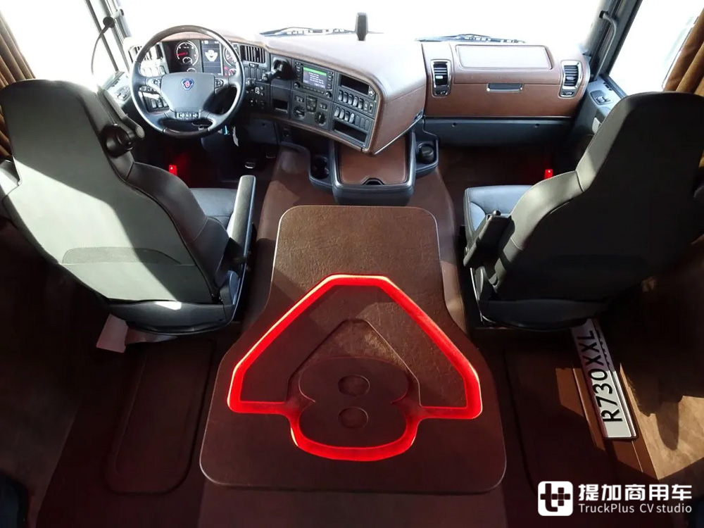 驾驶室内开派对,四门改装斯堪尼亚R730 XXXL实拍 - 第13张 - 提加商用车网 驾驶室内开派对,四门改装斯堪尼亚R730 XXXL实拍 - 第13张