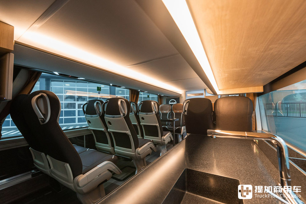 豪华大巴界的天花板?定制款尼奥普兰Skyliner双层公路客车实拍 - 第13张 - 提加商用车网 豪华大巴界的天花板?定制款尼奥普兰Skyliner双层公路客车实拍 - 第13张