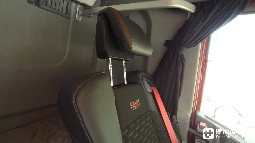 全新一代雷诺T-High卡车实拍,雷诺旗舰卡车的进化之作,到底有何不一样? - 第15张 - 提加商用车网 全新一代雷诺T-High卡车实拍,雷诺旗舰卡车的进化之作,到底有何不一样? - 第15张