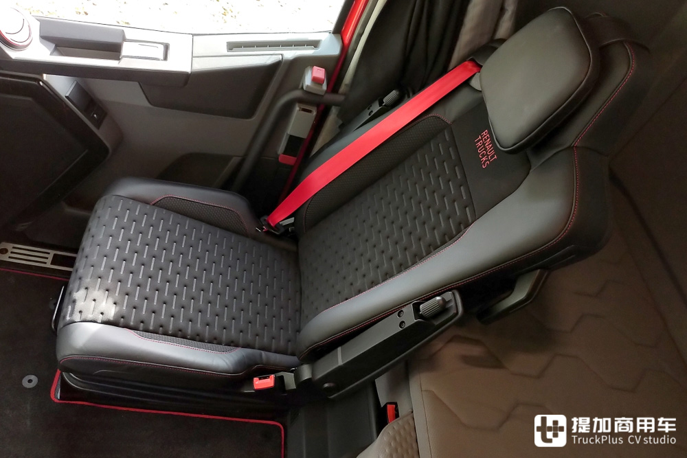 全新一代雷诺T-High卡车实拍,雷诺旗舰卡车的进化之作,到底有何不一样? - 第16张 - 提加商用车网 全新一代雷诺T-High卡车实拍,雷诺旗舰卡车的进化之作,到底有何不一样? - 第16张