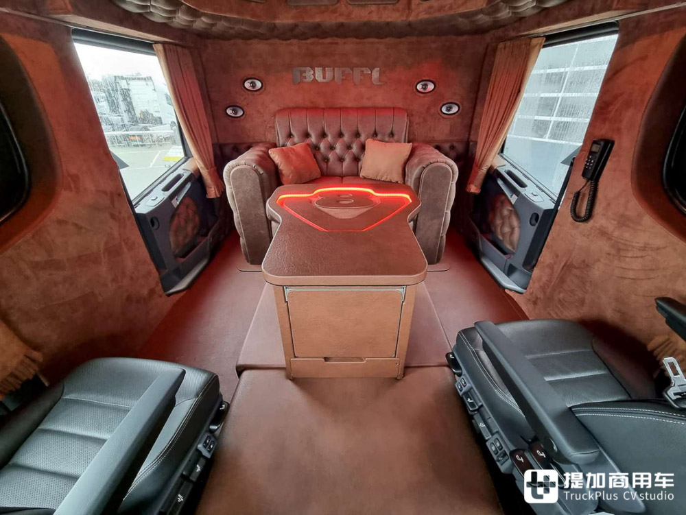 驾驶室内开派对,四门改装斯堪尼亚R730 XXXL实拍 - 第16张 - 提加商用车网 驾驶室内开派对,四门改装斯堪尼亚R730 XXXL实拍 - 第16张