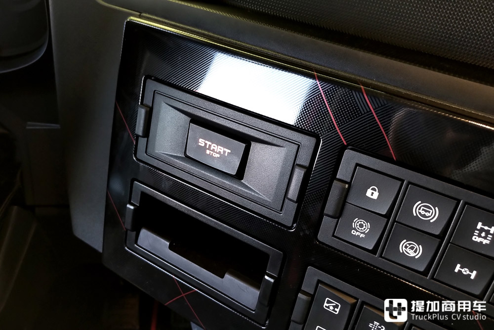 全新一代雷诺T-High卡车实拍,雷诺旗舰卡车的进化之作,到底有何不一样? - 第18张 - 提加商用车网 全新一代雷诺T-High卡车实拍,雷诺旗舰卡车的进化之作,到底有何不一样? - 第18张