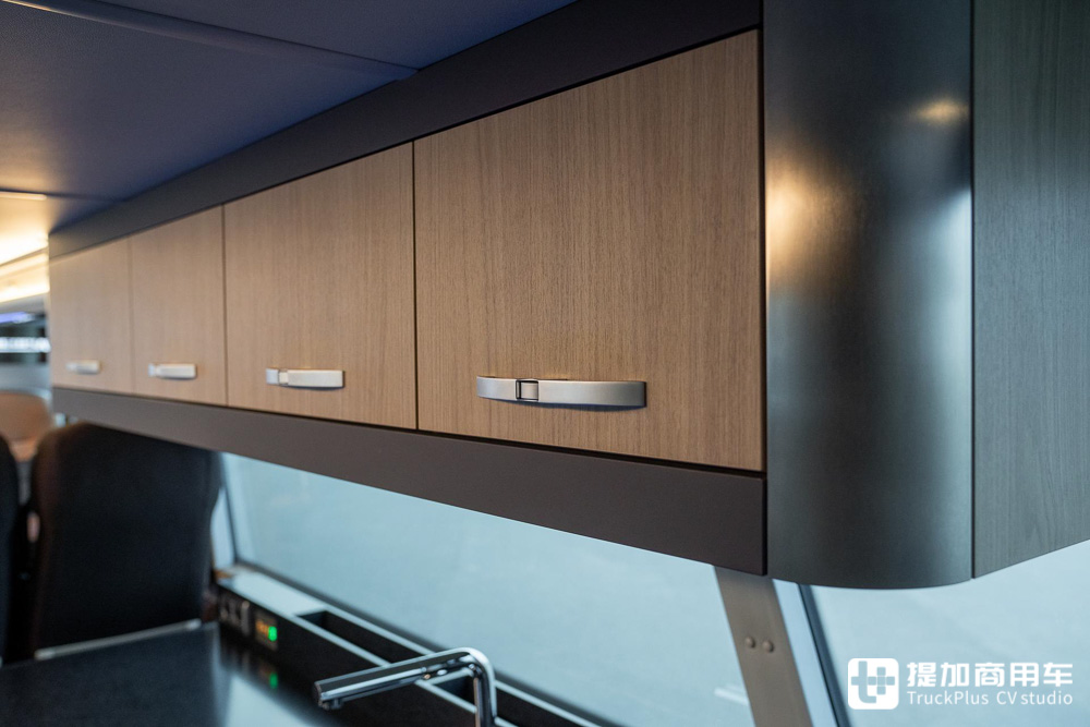 豪华大巴界的天花板?定制款尼奥普兰Skyliner双层公路客车实拍 - 第18张 - 提加商用车网 豪华大巴界的天花板?定制款尼奥普兰Skyliner双层公路客车实拍 - 第18张