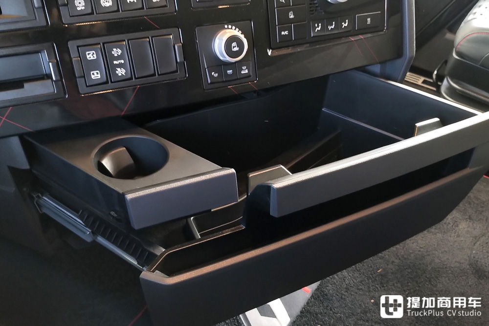 全新一代雷诺T-High卡车实拍,雷诺旗舰卡车的进化之作,到底有何不一样? - 第19张 - 提加商用车网 全新一代雷诺T-High卡车实拍,雷诺旗舰卡车的进化之作,到底有何不一样? - 第19张