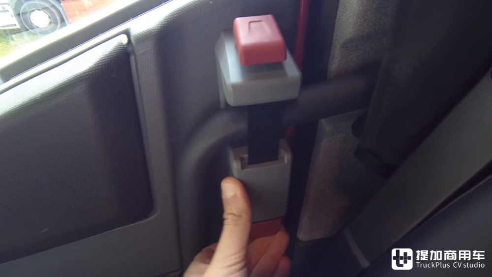 全新一代雷诺T-High卡车实拍,雷诺旗舰卡车的进化之作,到底有何不一样? - 第23张 - 提加商用车网 全新一代雷诺T-High卡车实拍,雷诺旗舰卡车的进化之作,到底有何不一样? - 第23张