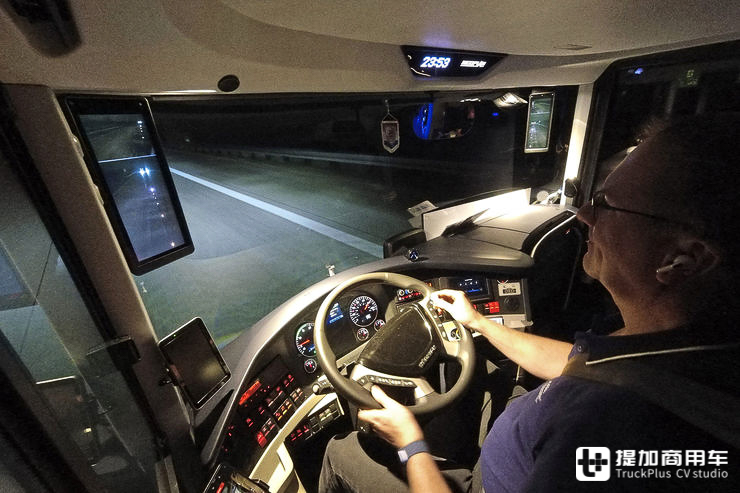 豪华大巴界的天花板?定制款尼奥普兰Skyliner双层公路客车实拍 - 第7张 - 提加商用车网 豪华大巴界的天花板?定制款尼奥普兰Skyliner双层公路客车实拍 - 第7张