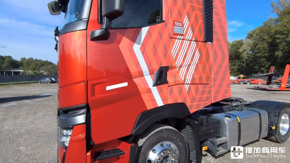 全新一代雷诺T-High卡车实拍,雷诺旗舰卡车的进化之作,到底有何不一样? - 第7张 - 提加商用车网 全新一代雷诺T-High卡车实拍,雷诺旗舰卡车的进化之作,到底有何不一样? - 第7张
