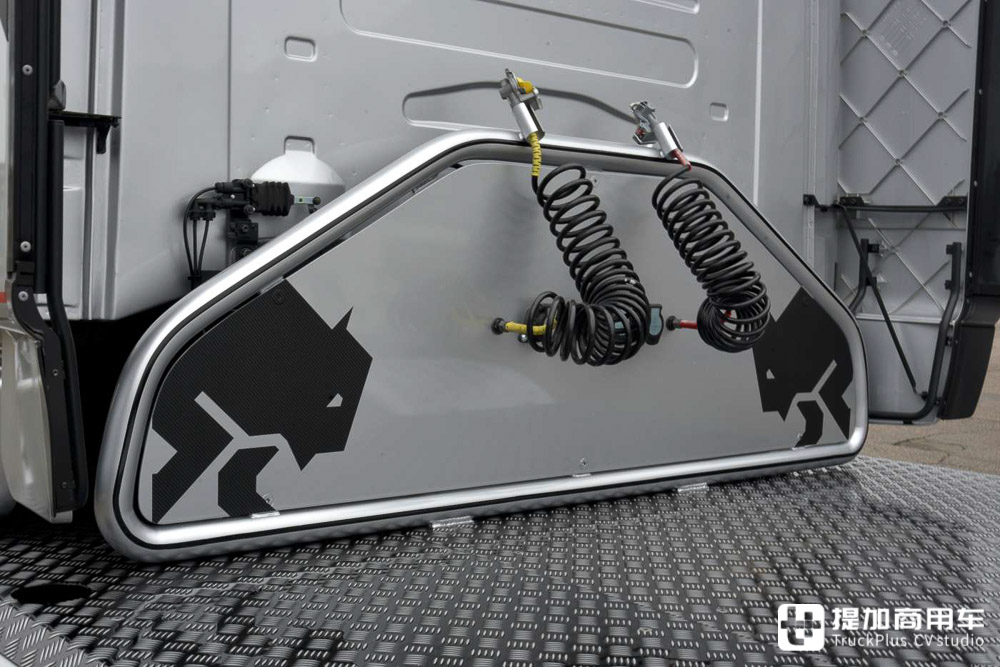 驾驶室内开派对,四门改装斯堪尼亚R730 XXXL实拍 - 第9张 - 提加商用车网 驾驶室内开派对,四门改装斯堪尼亚R730 XXXL实拍 - 第9张