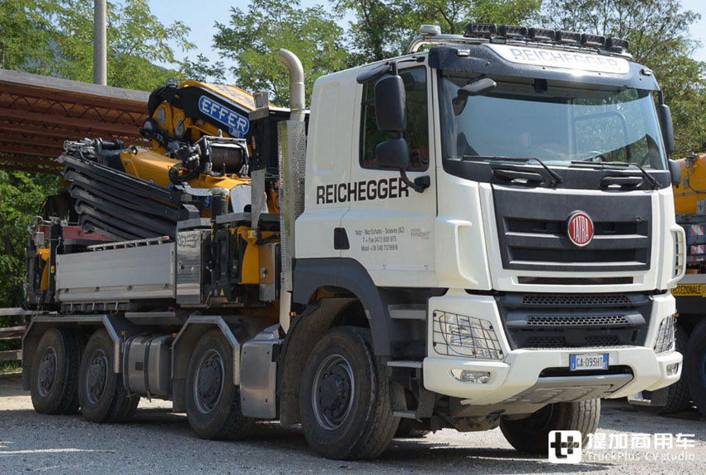 太脱拉底盘8x8驱动,这台越野随车吊的性能真暴力