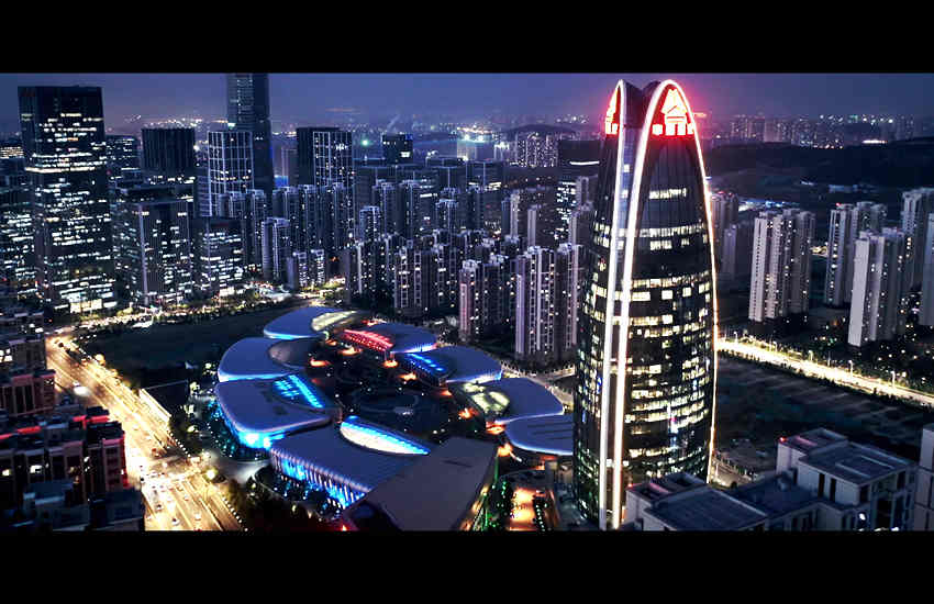 汕德卡送你一张电影票| 《汕耀人生》带你走近高端重卡新时代!