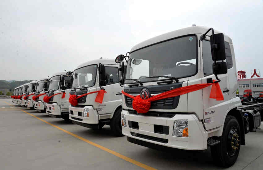 产业协作 信赖共赢 东风商用车&湖北一专举行战略合作签约暨300台交车仪式