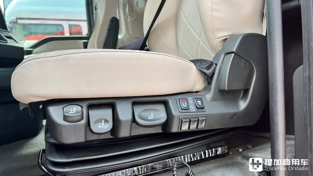 再回旗舰定位,实拍汕德卡C9H奢华版,带你看新一代汕德卡的具体变化 - 第19张 - 提加商用车网 再回旗舰定位,实拍汕德卡C9H奢华版,带你看新一代汕德卡的具体变化 - 第19张