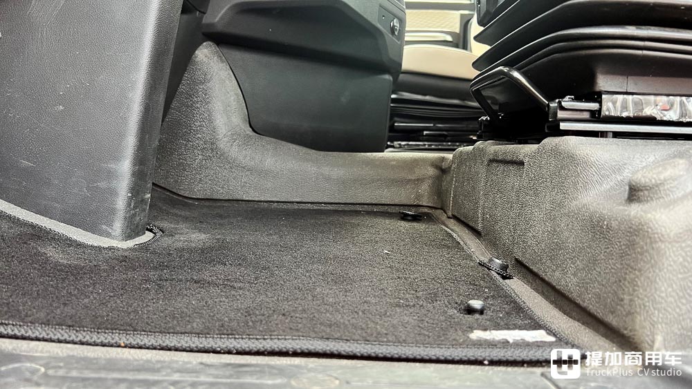 再回旗舰定位,实拍汕德卡C9H奢华版,带你看新一代汕德卡的具体变化 - 第20张 - 提加商用车网 再回旗舰定位,实拍汕德卡C9H奢华版,带你看新一代汕德卡的具体变化 - 第20张